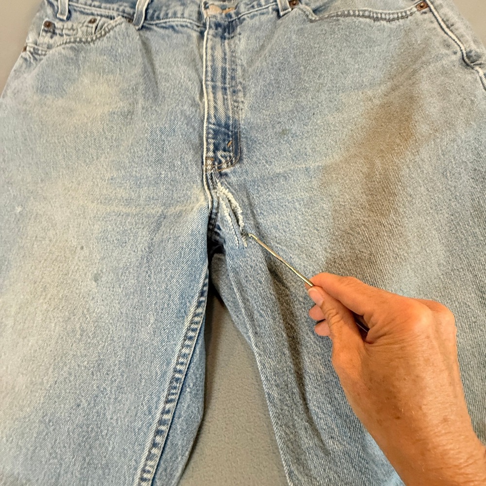 Levi's Relaxed Straight Leg Jeans Mens 40x32 Light Wash Distressed 550 Thrashed - Picture 6 of 16